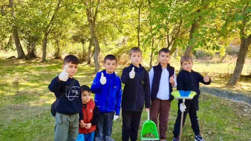 6 çocuk mahallelerini temizlemek için kolları sıvadı