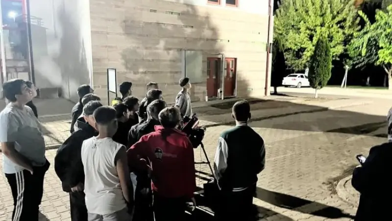 Bilecik’te çocuklar teleskopla gökyüzünü inceledi