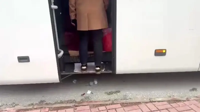 Tur otobüsünden atılan çöpler toplattırıldı