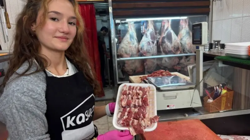 Kütahya’da 18 yaşındaki usta genç kız, kasaplık hünerleriyle dikkat çekiyor