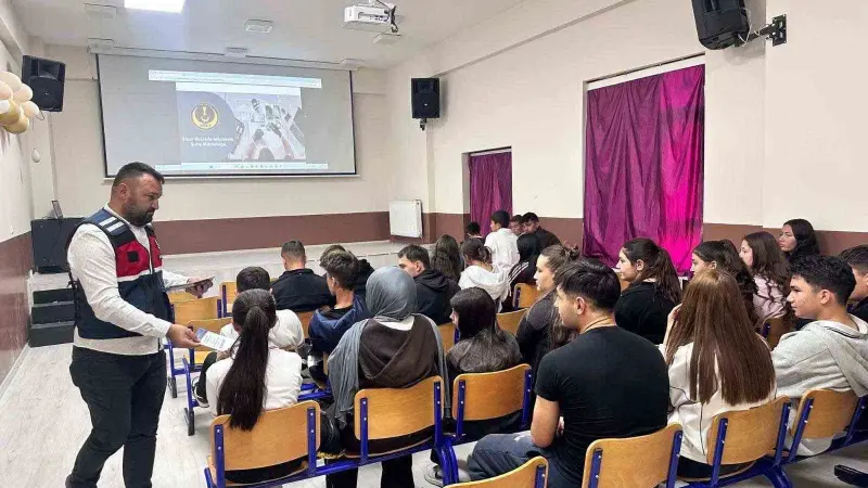 Jandarmadan öğretmen ve öğrencilere siber güvenlik eğitimi