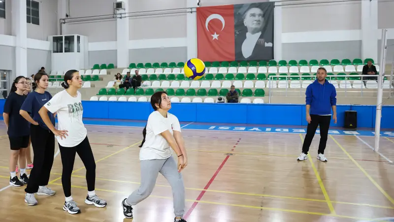 Yunus Emre Spor Tesislerinde Voleybol Kursları Yoğun İlgiyle Sürüyor