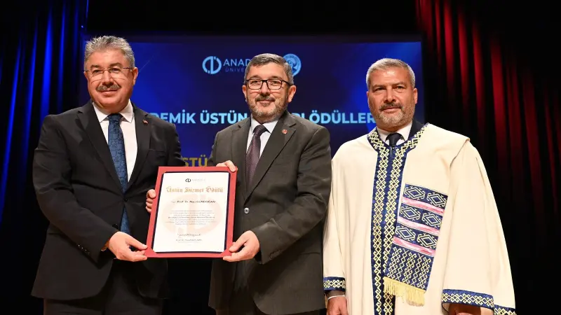 Anadolu Üniversitesinde Akademik Üstün Başarı Ödülleri Sahiplerini Buldu