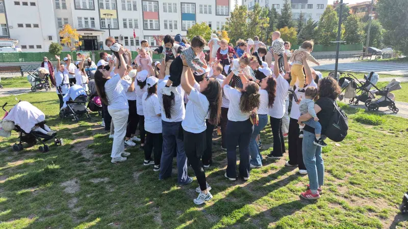 Eskişehir’de 75 anne aynı anda bebekleriyle birlikte egzersiz yaptı