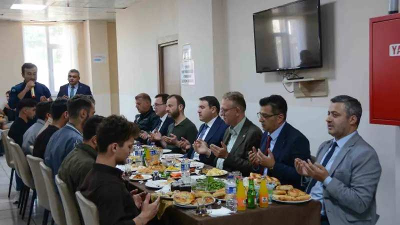 Vali Işın, öğrencilerle kahvaltıda buluştu