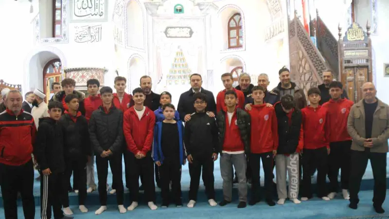 Kütahya Ulu Camii’nde aileler sabah namazında buluştu