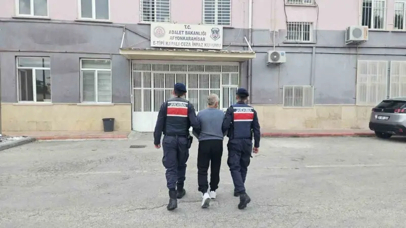 İhsaniye’de aranan şahsı jandarma yakaladı