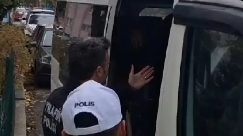 Kütahya’da dur ihtarına uymayan servis şoförü öğrencileri araçta bırakıp kaçtı