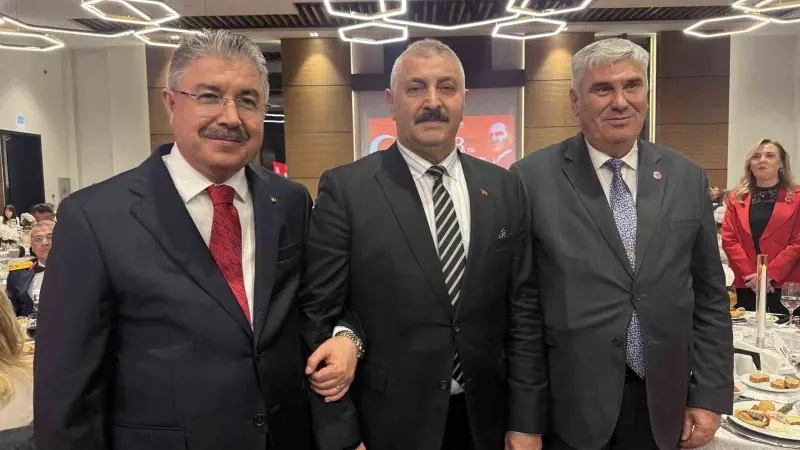 Tören alanında tepki gösteren şehit babası ile Vali Yılmaz resepsiyonda bir araya geldi