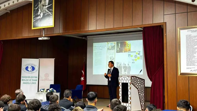 Mezun olduğu okulda öğrencilerle buluştu