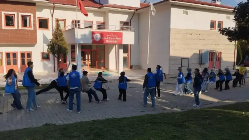Gönüllü gençler çocuk evlerinde kalan çocuklarla buluştu